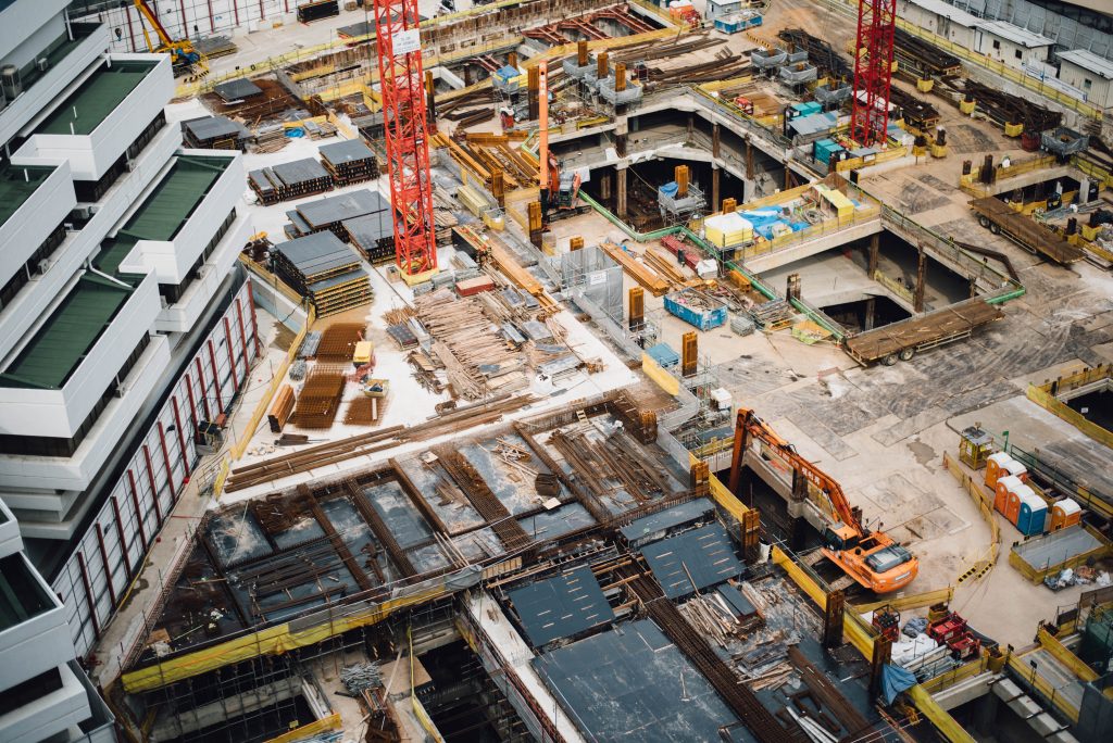 chantier de construction avec grues