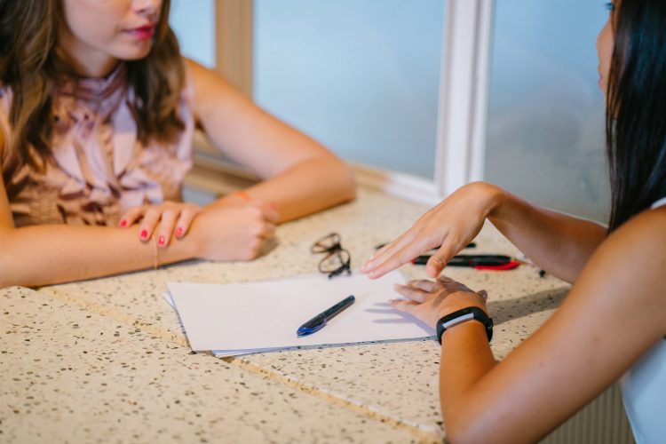 Recruteuse qui fait passer un test de personnalité à une candidate