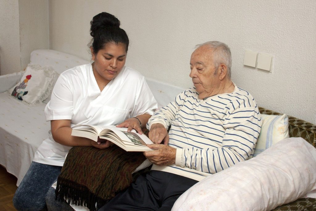 Aide-soignante avec une personne âgée dépendante