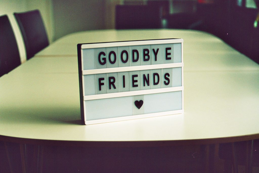 panneau avec message goodbye friends