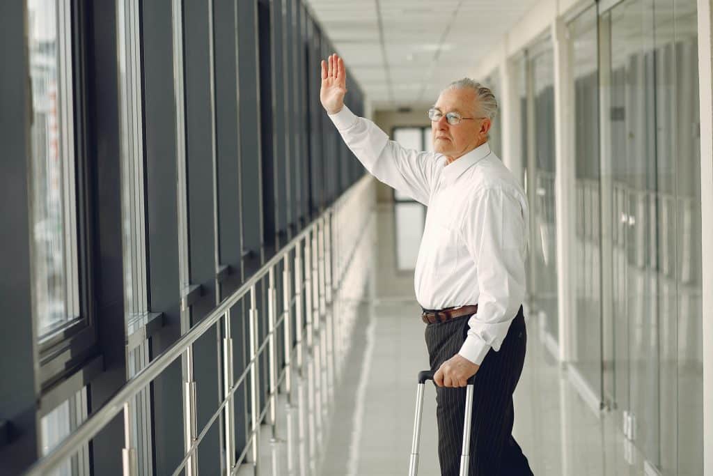 Un homme blanc disant au revoir