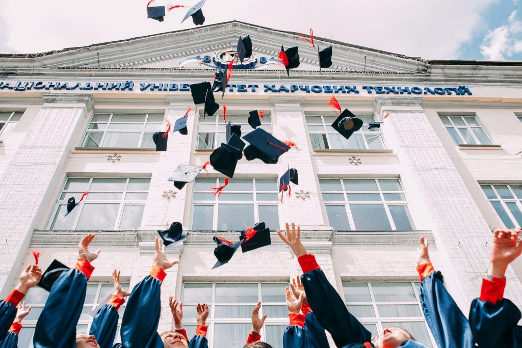 lancer de chapeau remise de diplôme